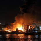 Un incendio quema tres buques en un astillero gallego 