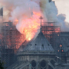 La catedral, joya del gótico francés, quedó devastada por el fuego.