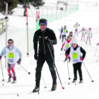 Josep Giró enseñando la práctica del esquí de fondo a un grupo de niños en Andorra. 