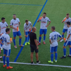 Jugadores del Mollerussa escuchan la charla del técnico Josep Maria Turull ayer durante un descanso.