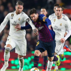 Ramos i Messi lluitant per la pilota.