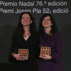 Les escriptores Ana Merino i Laia Aguilar, ahir, al rebre el Nadal i el Josep Pla, respectivament.