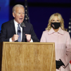 Joe Biden, acompanyat de la seua esposa, es va mostrar ahir molt optimista i va defensar que “ningú ens robarà la democràcia”.