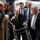 El productor de cine Harvey Weinstein, ayer, al llegar al tribunal de Nueva York que le juzga.