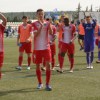 Jugadores del Lleida saludan a la afición el domingo en Ejea.