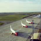 Los ocho aviones de Norwegian e Icelandair que están estacionados en el parking del aeropuerto. 