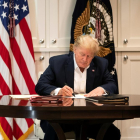 Trump, ayer, trabajando en la suite presidencial del hospital.