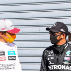 Sainz conversa amb Hamilton ahir a Monza.