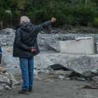 Dos personas observan los destrozos causados por el agua, en Italia.