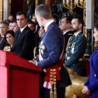 El rei Felip VI pronuncia el seu discurs en presència del president del Govern en funcions, Pedro Sánchez.