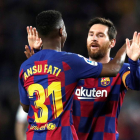Messi se saluda con Ansu Fati durante el partido del domingo ante el Levante.
