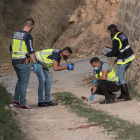 La policia obtenint proves al lloc dels fets.