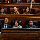 El presidente Pedro Sánchez junto a los vicepresidentes Carmen Calvo y Pablo Iglesias durante el pleno.