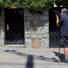 Un periodista toma imágenes de la casa de la víctima.