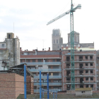 Imatge d’arxiu d’un edifici d’habitatges en construcció a Lleida ciutat.