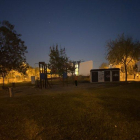 El parque a oscuras se encuentra en la calle del Murri de Ciutat Jardí.