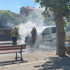 Un foc calcina una furgoneta al carrer de la Banqueta de Balaguer
