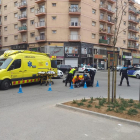 Els sanitaris atenent el motorista ferit, que va ser evacuat a l'Arnau de Vilanova.