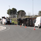 Ileso un conductor tras volcar su camión en Vilanova de la Barca 