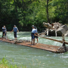 Los ‘raiers’ bajando ayer el río Noguera Pallaresa, una tradición que revive este antiguo oficio. 