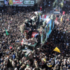 Decenas de miles de personas se congregaron en la plaza Azadí de Kerman y sus alrededores para rendir homenaje a Soleimaní, asesinado el viernes pasado en un bombardeo selectivo de los Estados Unidos en Bagdad.