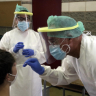 Tècnics realitzen una PCR a un menor en una escola de Girona.
