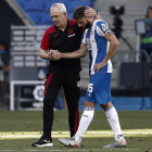 El técnico del Leganés, Aguirre, consuela el capitán David López.