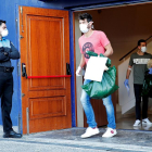 Els jugadors del Llevant Koke i Aitor Fernández, al sortir de les oficines després de sotmetre’s al test.