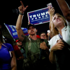Partidaris de Trump, un d'ells armat, en una protesta a Arizona pel recompte de les eleccions.