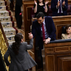 Pedro Sánchez i Pablo Iglesias es donen la mà durant el debat d'investidura.