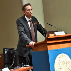 Thomas Perlmann durante el anuncio del premio Nobel de Medicina.