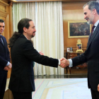 El rei Felip VI saluda Pablo Iglesias a la primera reunió del Consell de Seguretat Nacional.