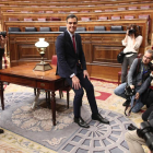 Pedro Sánchez posa sonriente en el hemiciclo del Congreso tras obtener una votación favorable a su investidura.