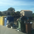 Targetes per a les escombraries - A partir del setembre, els veïns del Palau, Sidamon i Vilanova de Bellpuig utilitzaran una targeta per poder tirar les escombraries als contenidors de la fracció orgànica i rebuig. A la imatge, contenidors de Vi ...