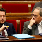 Torra y Aragonès, con caras de circunstancias, durante la sesión de control en el Parlament.