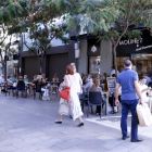 Les terrasses obren a Lleida des de primera hora mentre la majoria de comerços segueixen amb cita prèvia