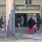 Pruebas a alumnos en Tàrrega  -  Salud hizo ayer pruebas PCR a los alumnos confinados de las escuelas Maria Mercè Marçal y Ondara en el Espai MerCAT, con el fin de agilizar el proceso.