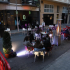 Un dels carrers tallats a Lleida per poder instal·lar terrasses a la calçada.