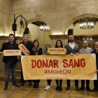 Foto de família dels organitzadors de la Marató de Donants de Sang a Lleida, ahir a la Paeria.