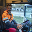 Eduard Molinera, montado en el camión en plena jornada laboral en Guissona.
