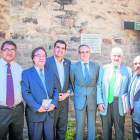 Al lado, su firma y arriba, homenaje en Cochabamba en 2015 con una placa en la iglesia donde fue enterrado.