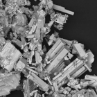 Fragment de coltan (niobi i tàntal), vist al Laboratori de Microsccopía del Centro Nacional de Investigaciones Metalúrgicas del Consejo Superior de Investigaciones Científicas