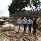 Isidre Gavín, el segundo por la derecha, visitó ayer las obras.