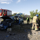 Los Bomberos tuvieron que rescatar a la conductora  de este turismo. 