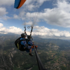 Vuelo de parapente biplaza en la zona de Organyà. 