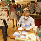 El escritor Rafel Nadal, ayer en la librería Caselles de Lleida firmando ejemplares a sus lectores.