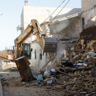 Un instante de la demolición de los números 30, 32 y 34 de la calle Oliver, en el barrio del Secà, ayer al mediodía. 