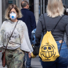 Una mujer pasea protegida con una mascarilla en Murcia.