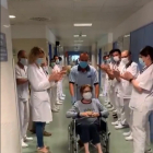 L’hospital del Vendrell acomiada l’última pacient amb coronavirus, una dona de 85 anys.
