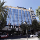 Vista del edificio del Banco Sabadell en Alicante.